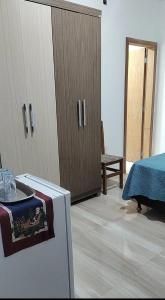Quarto com frigobar e ar condicionado em Bombas