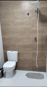 Quarto com frigobar e ar condicionado em Bombas