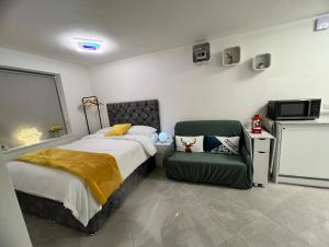 Sheffield Modern Studio with Free Charging
