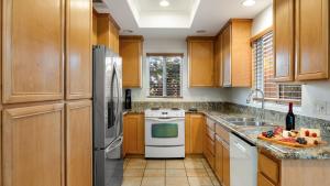 Walk to Dining Mission Pacific Beach and BarsNightlife Private Backyard