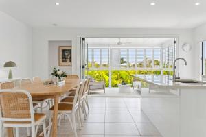 The Cheeky Palm - Beachy, enjoy a cheeky cocktail!