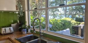 Stargazer Cottage Waterfront Reserve with Private Studio