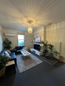 Entire Cozy Home near Stadium, Backyard & Parking