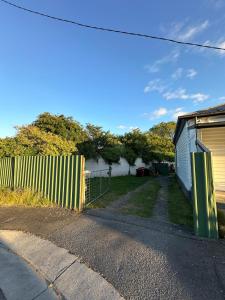 Entire Cozy Home near Stadium, Backyard & Parking