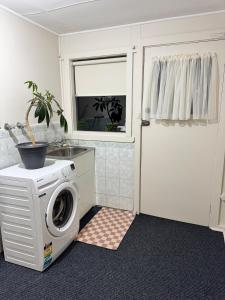 Entire Cozy Home near Stadium, Backyard & Parking