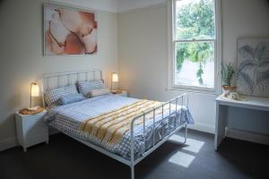 Entire Cozy Home near Stadium, Backyard & Parking