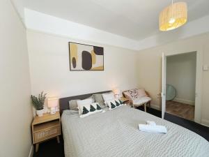 Entire Cozy Home near Stadium, Backyard & Parking