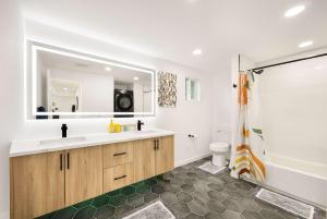 Modern 3BR Retreat w City Views 2 Living Spaces