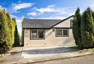 Modern 3BR Retreat w City Views 2 Living Spaces