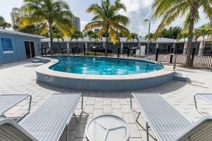 Comfortable beach front apartment in Singer Island