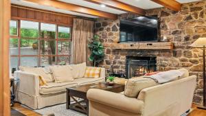 The Horseshoe Hideaway Lake Harmony Cabin w Hot Tub Game Porch