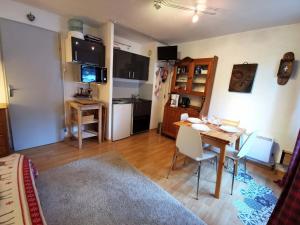 Studio cabine à 200m pistes, bain, balcon - FR-1-771-80