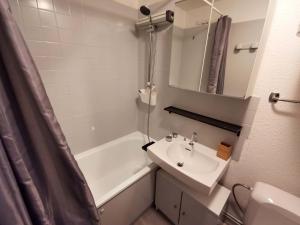 Studio cabine à 200m pistes, bain, balcon - FR-1-771-80