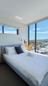 Amazing Views 2BD 2BA Homey Toowong Abode Pool