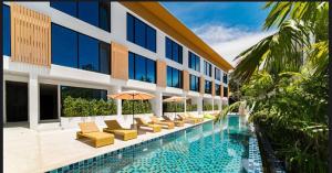 Spacious Townhouse with Pool and slide, Gym, BBQ, Kids playground