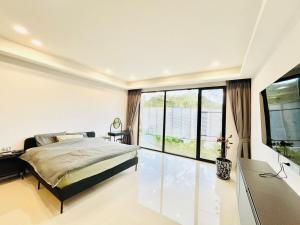 Spacious Townhouse with Pool and slide, Gym, BBQ, Kids playground