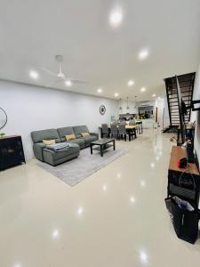 Spacious Townhouse with Pool and slide, Gym, BBQ, Kids playground
