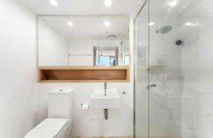 Ensuite in 2bd 2br 1 pk Newstead