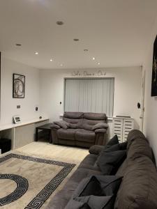 Modern house, sleeps 6, contractors welcome