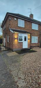 Modern house, sleeps 6, contractors welcome