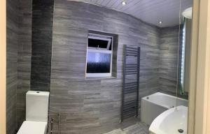 Modern house, sleeps 6, contractors welcome