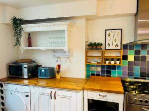 Pebble Mews House By My Getaways Parking