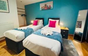 Pebble Mews House By My Getaways Parking