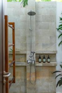 Villa Sandro - 3BR Escape, Lush Jungle Views & Pool