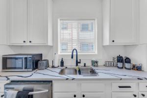 Stylish & Bright 3BR • Near Hospitals + Parking