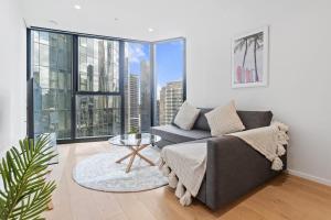 910SD ABNB-Style 1BR Pool & Gym, 5 mins walk to Tram, Near Crown