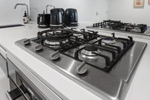 910SD ABNB-Style 1BR Pool & Gym, 5 mins walk to Tram, Near Crown