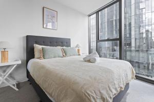 910SD ABNB-Style 1BR Pool & Gym, 5 mins walk to Tram, Near Crown