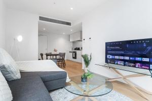 910SD ABNB-Style 1BR Pool & Gym, 5 mins walk to Tram, Near Crown