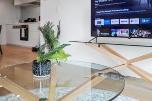 910SD ABNB-Style 1BR Pool & Gym, 5 mins walk to Tram, Near Crown