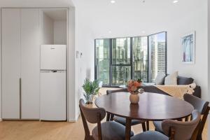 910SD ABNB-Style 1BR Pool & Gym, 5 mins walk to Tram, Near Crown