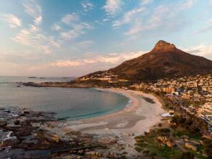 Jetliner Camps Bay Postcard Panorama Views