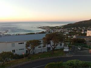 Jetliner Camps Bay Postcard Panorama Views
