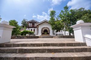 The Colonial Escape