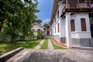 The Colonial Escape