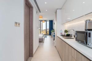 Modern Marina Studio w City Views & King Bed