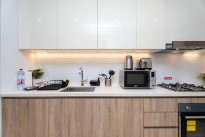 Modern Marina Studio w City Views & King Bed