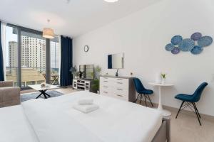 Modern Marina Studio w City Views & King Bed