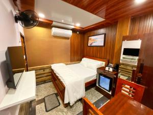 Black bird hotel and restaurant