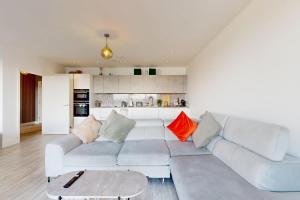 Bright 2-Bed Flat with Balcony Near London Stadium and Victoria Park
