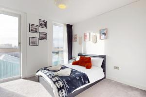 Bright 2-Bed Flat with Balcony Near London Stadium and Victoria Park