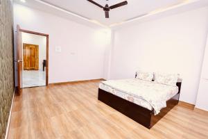 Brand New 4bhk stylish and spacious Duplex house with kitchen, bathtub with modern interiors close to railway station and bus stand