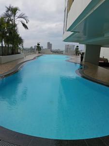 Risa Formosa, studio 25-10