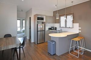 Contemporary Crib Generous 1x1