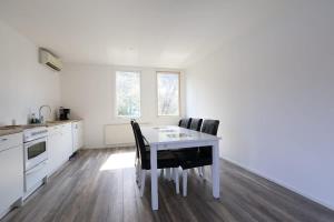 Workers Villa - 12 Guests - 6 BR - 7 Bath - Parking