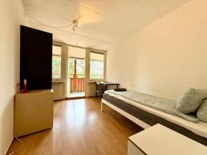 Workers Villa - 16 Beds - 2 Bath - Near Volvo